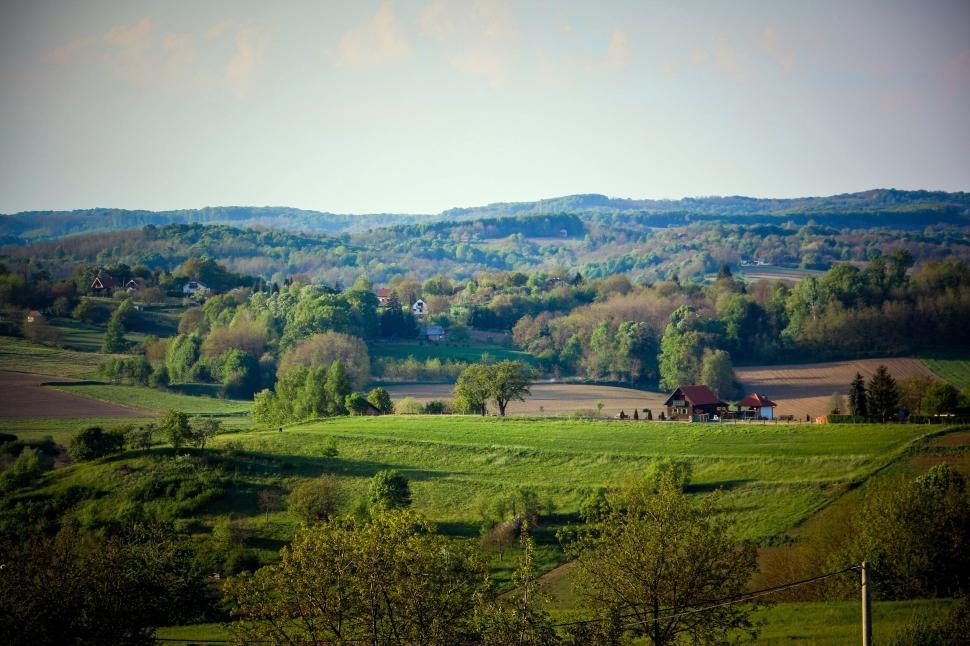 Free Image of Picturesque countryside landscape with rolling hills and green fields 