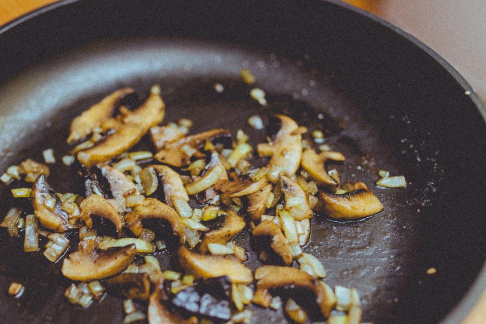 Free Image of Saut?ed mushrooms and onions in a frying pan, ready for cooking 