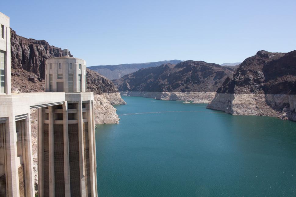 Free Image of Scenic view of Hoover Dam with turquoise water and rocky surroundings 