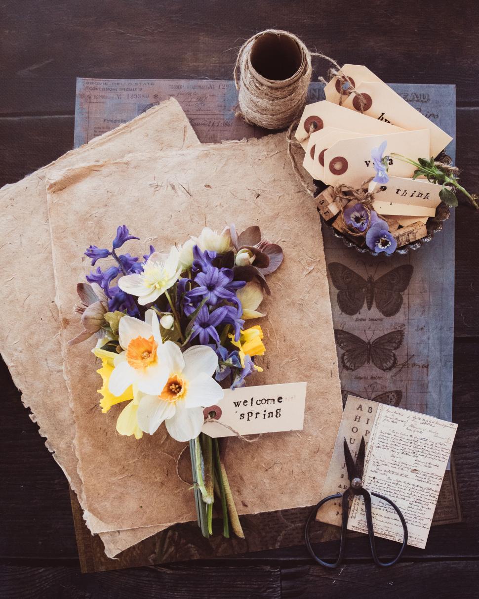 Free Image of Handcrafted spring bouquet with handwritten tags and rustic paper 