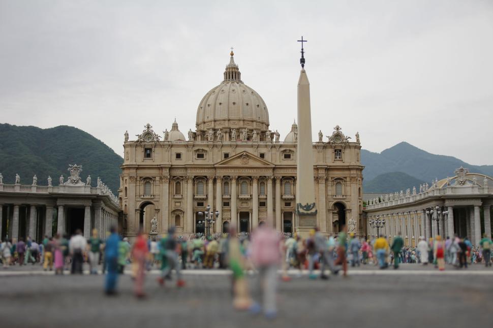 Free Image of A historic building with a large dome and obelisk in the foreground. 