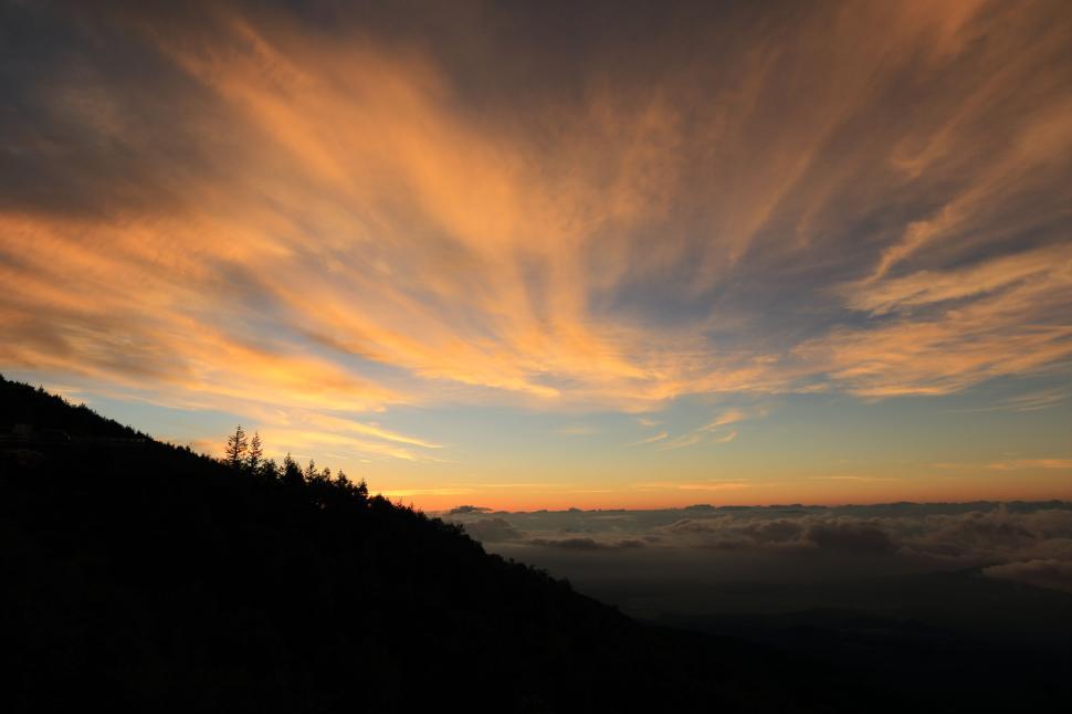 Free Image of Stunning sunset sky with vibrant orange and pink cloud streaks 