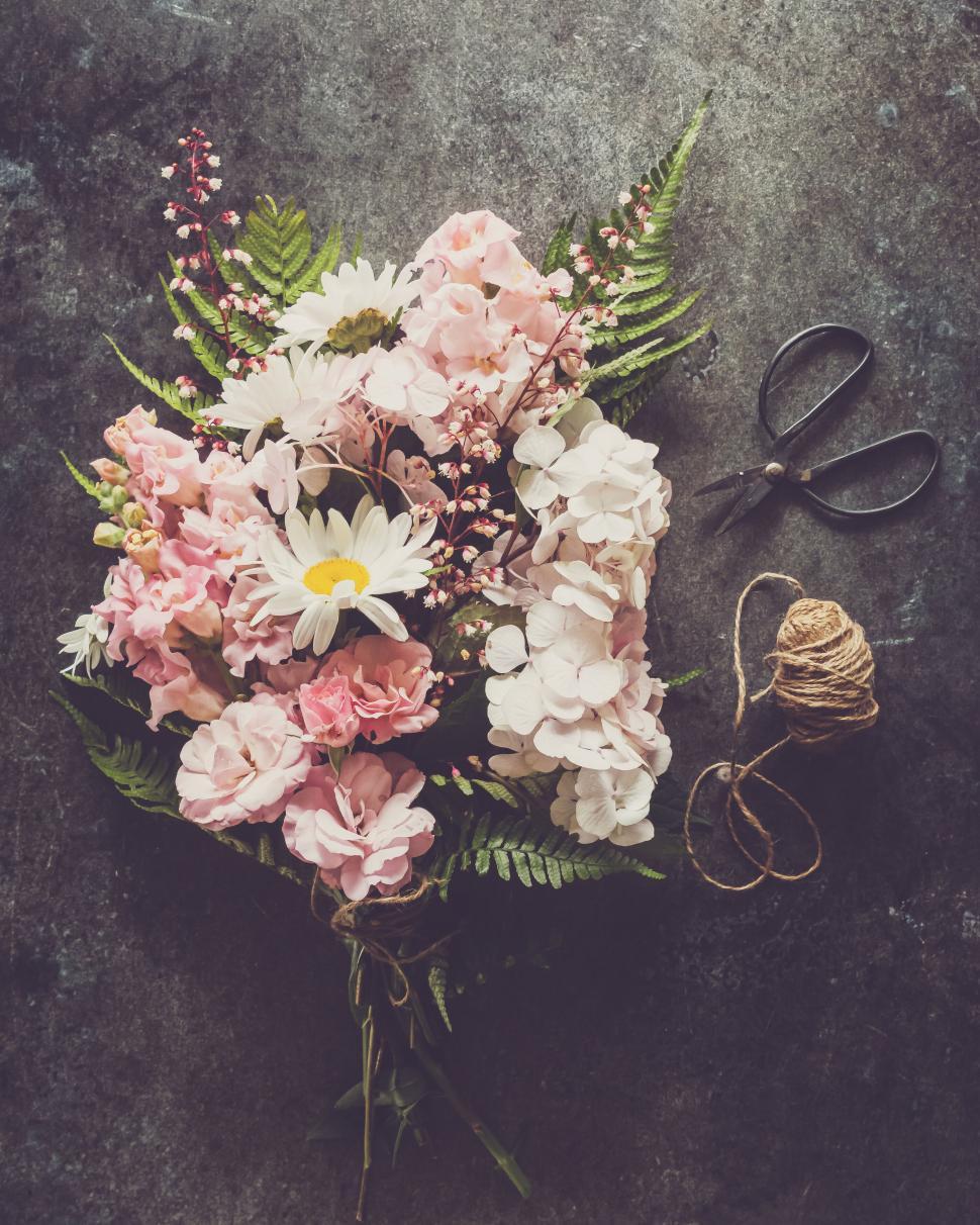 Free Image of Charming floral arrangement with a mix of delicate pastel flowers. 