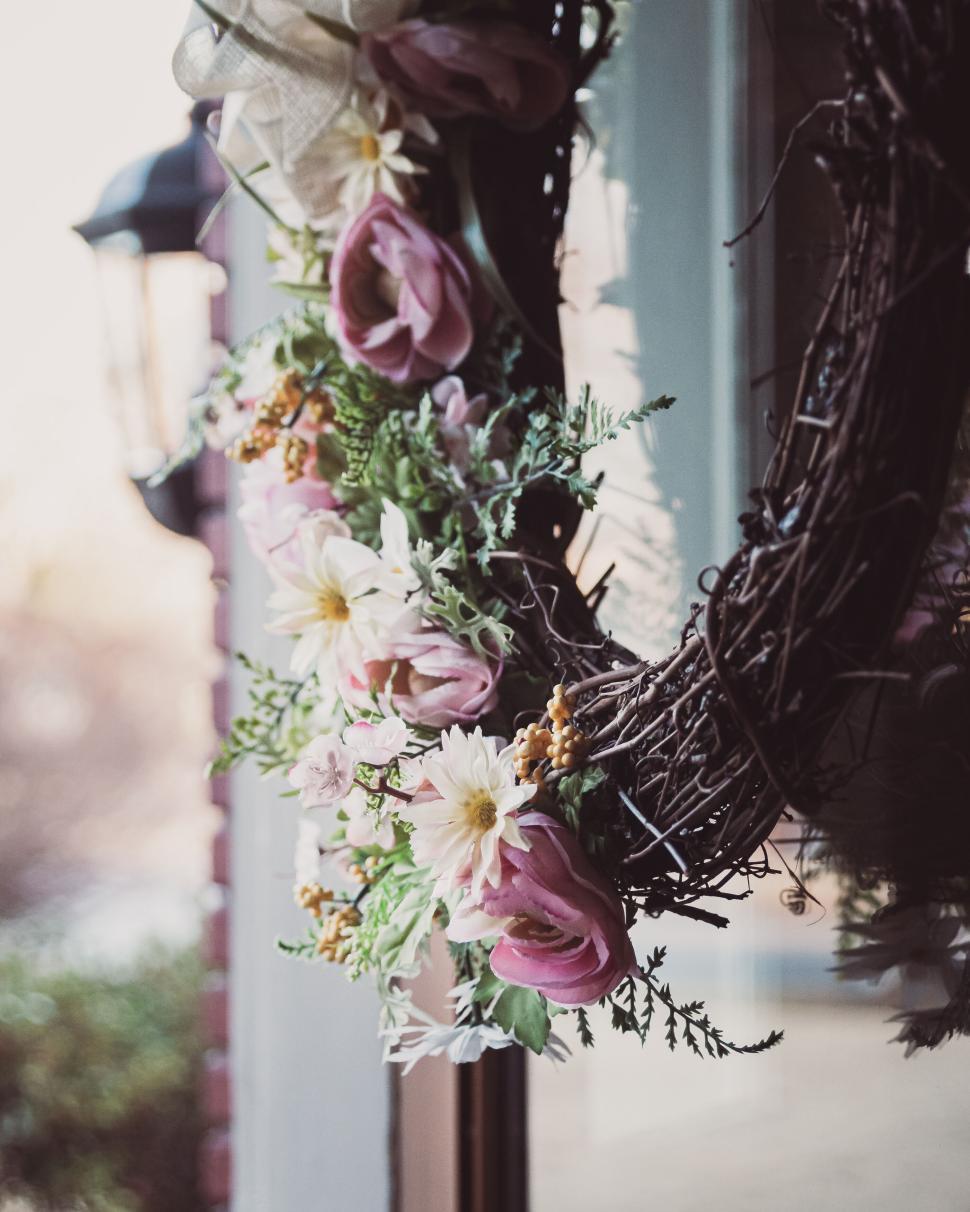 Free Image of Floral wreath on door with delicate pink and white flowers 