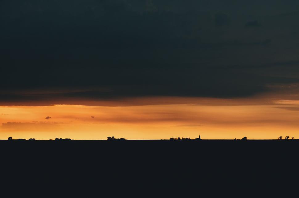 Free Image of Wide landscape view of sunset with a clear horizon and dark sky. 