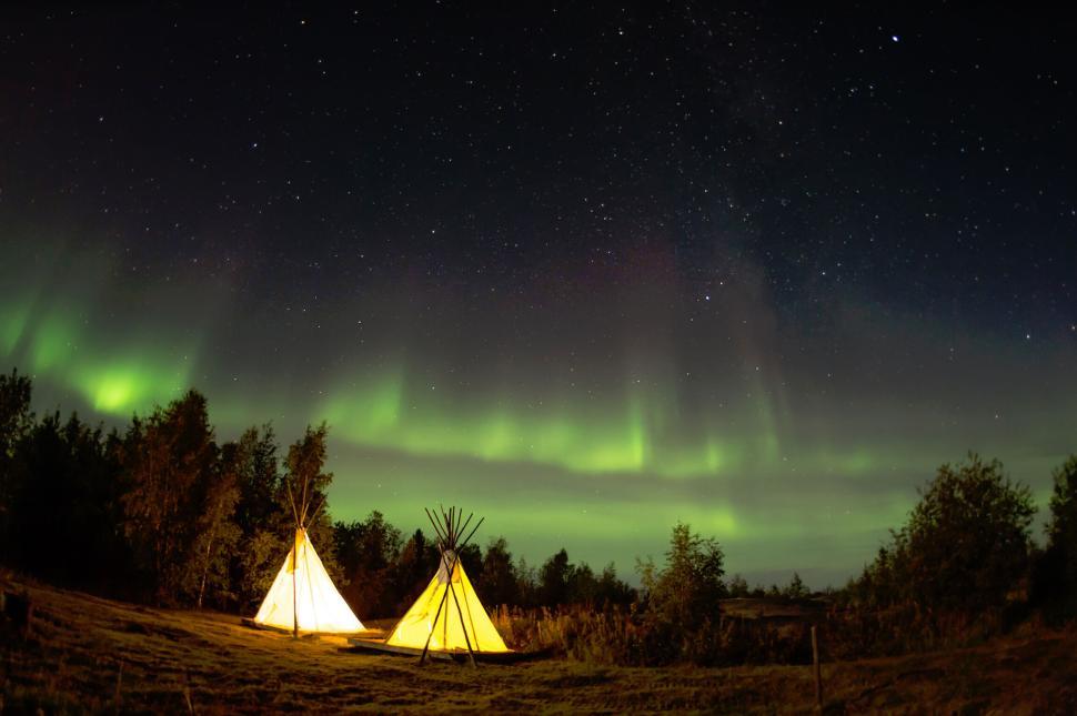 Free Image of Illuminated tipis under the stunning northern lights at night 