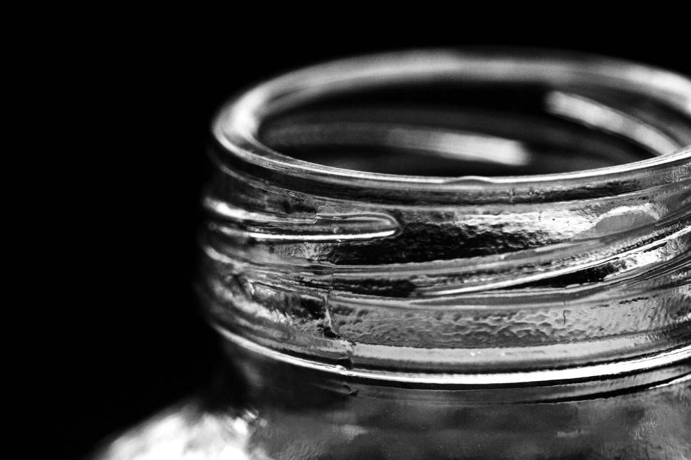 Free Image of Glass jar opening 