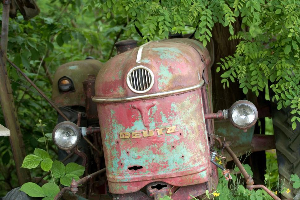 Free Image of Old tractor 
