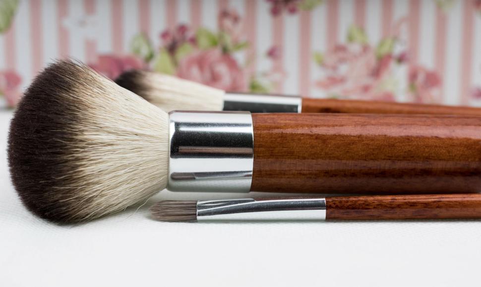 Free Image of Elegant makeup brushes with soft bristles showcased on a pretty background 