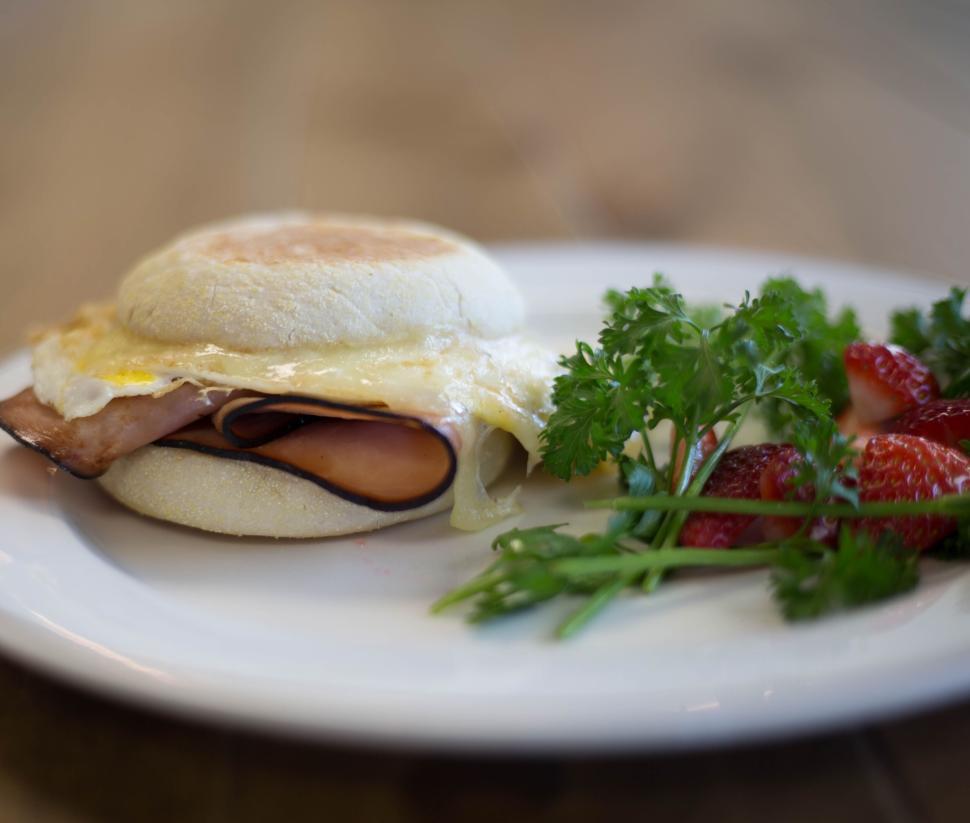 Free Image of Delicious breakfast sandwich with fresh parsley and strawberries 