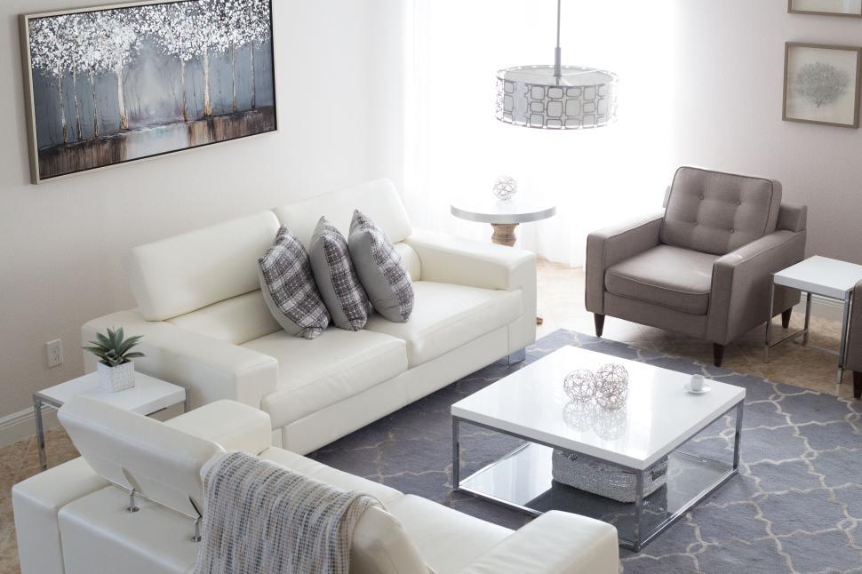 Free Image of Modern living room with white and gray decor, furniture, and decor items. 
