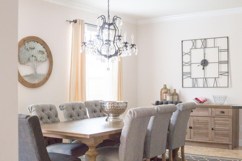 Free Image of Elegant dining room featuring modern chandelier and table setup 