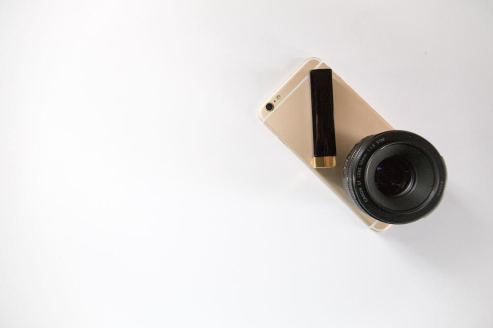 Free Image of Smartphone with Camera Lens Attachment on Minimal Background 