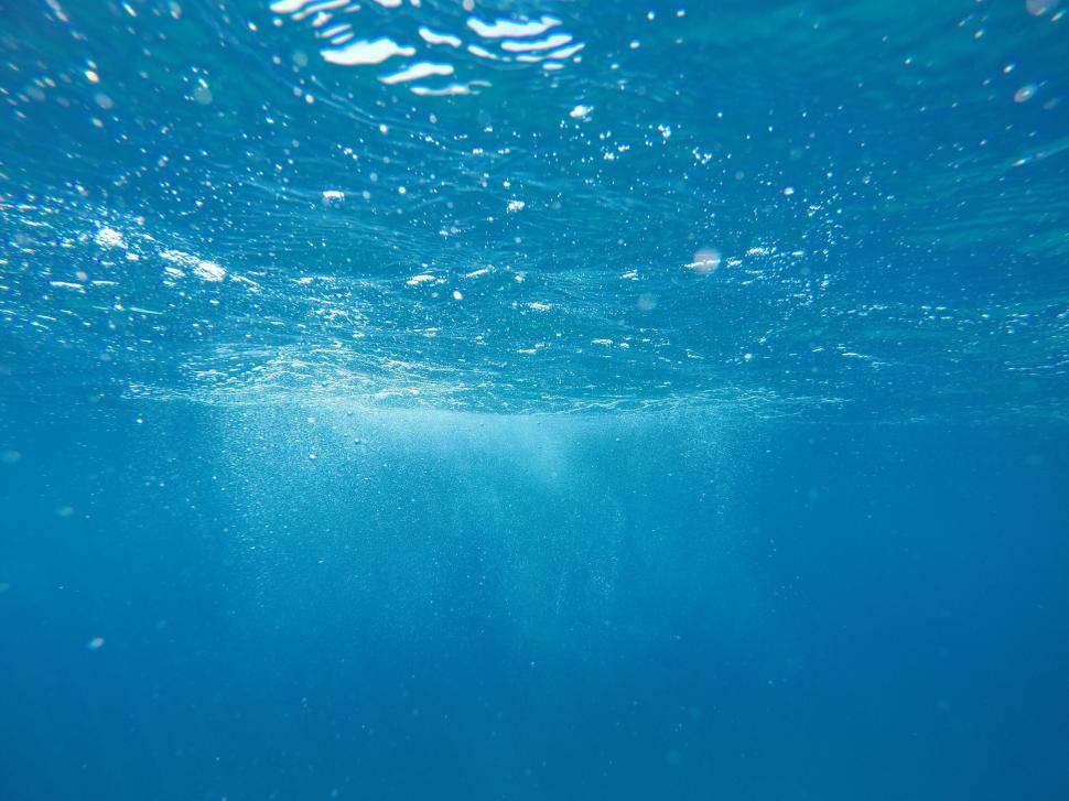 Free Image of Underwater view with bubbles and reflected light creating calm scene 