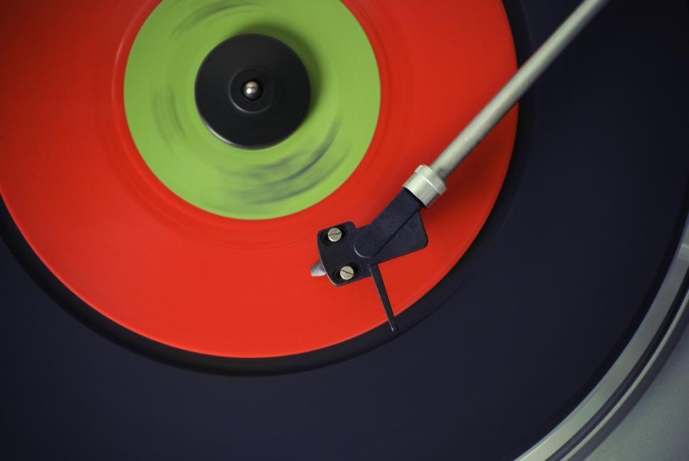 Free Image of Spinning colorful vinyl record on a turntable, close-up view. 