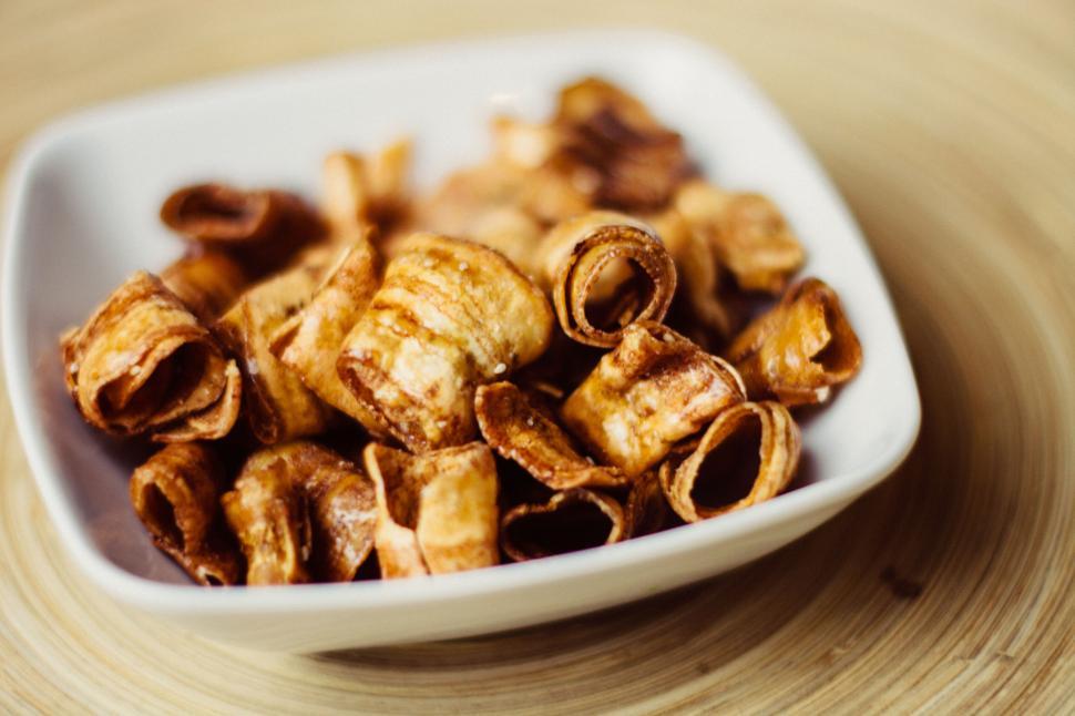 Free Image of Bowl of crunchy, cinnamon-coated cereal spirals for a tasty snack. 