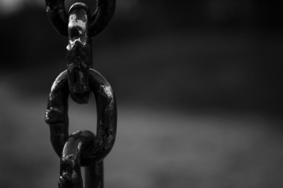 Free Image of Close-up of rusted metal chain links against a blurred background 