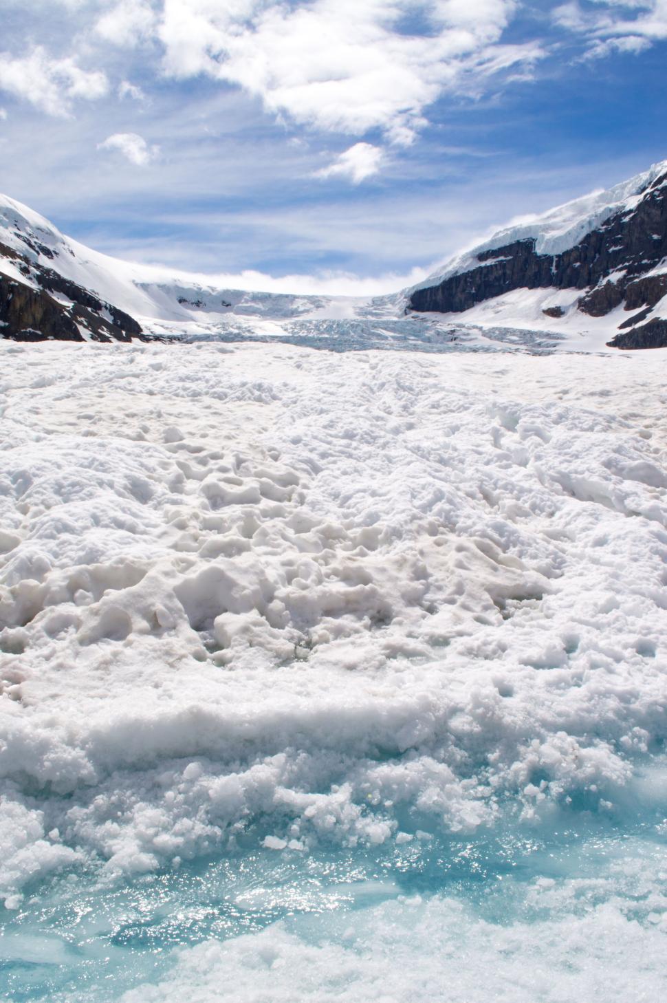 Free Image of Vast glacial landscape under a clear blue sky with snowy peaks 
