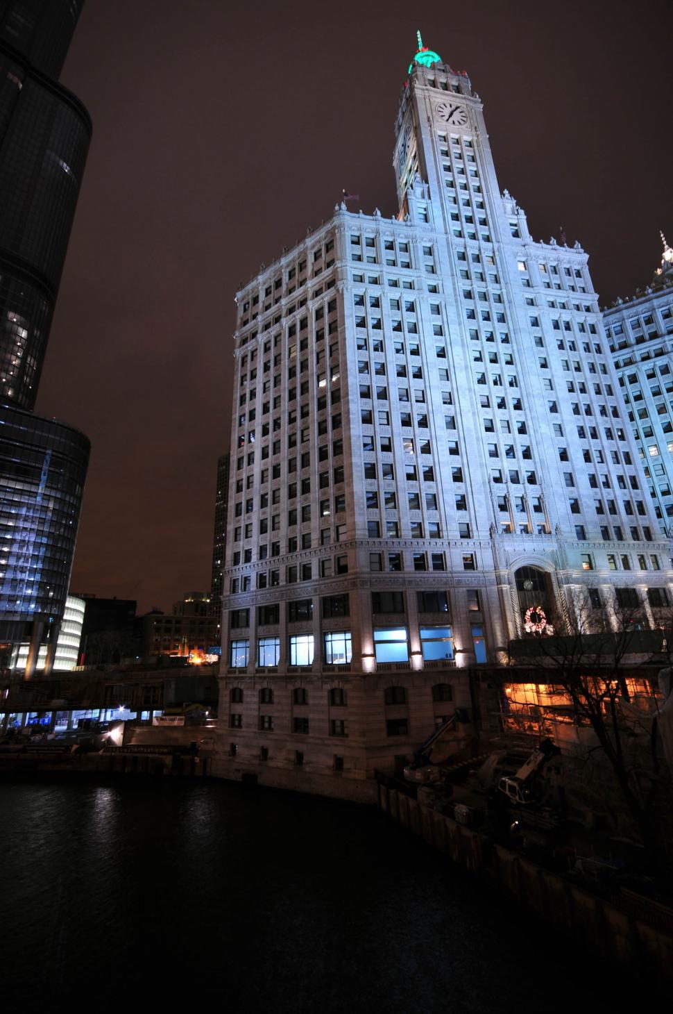 Free Image of City building at night 