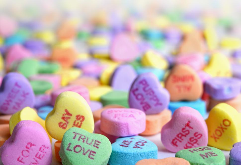 Free Image of Heart-shaped candies with romantic messages in vibrant colors 