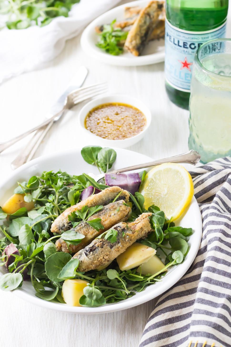 Free Image of Healthy salad with grilled sardines and variety of greens 