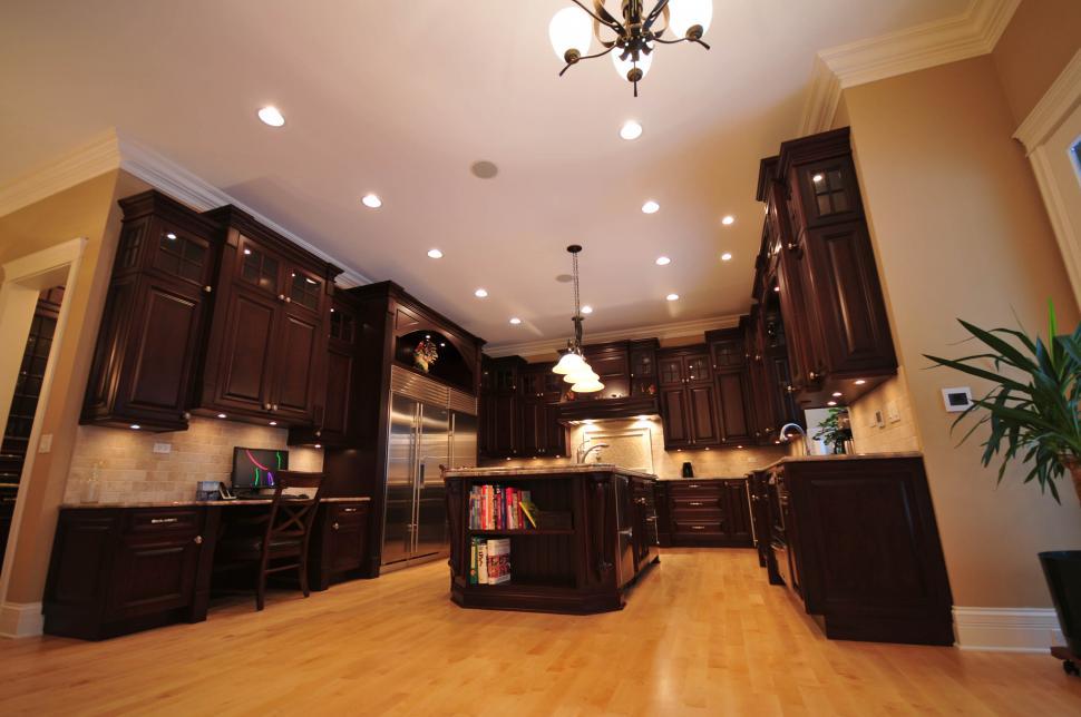 Free Image of Large kitchen 