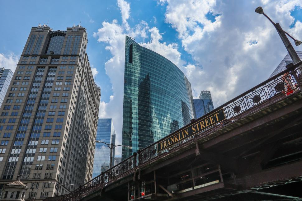 Free Image of Skyline view with Franklin Street Bridge and tall buildings, sunny sky 