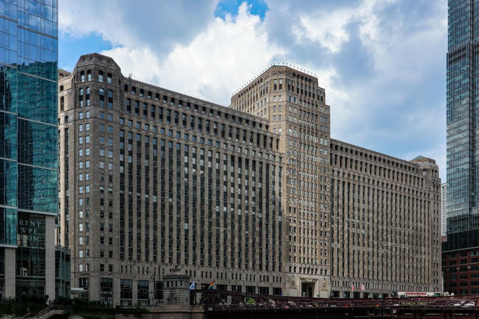 Free Image of Expansive Chicago Merchandise Mart building with historic and modern art deco details 