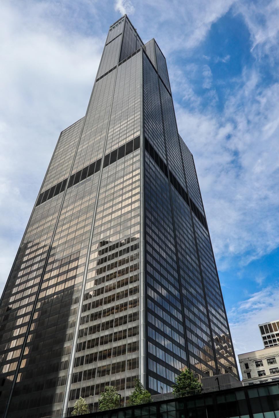 Free Image of Soaring view of giant Willis Tower under the clear blue sky, summer time in Chicago 