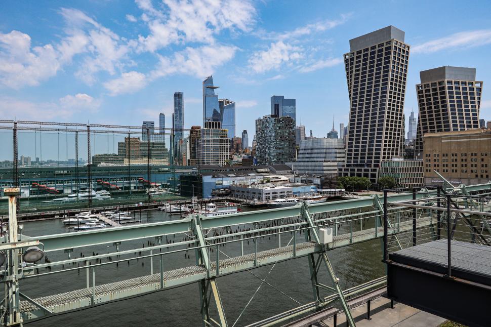 Free Image of Impressive NYC skyline with iconic architectural elements. 