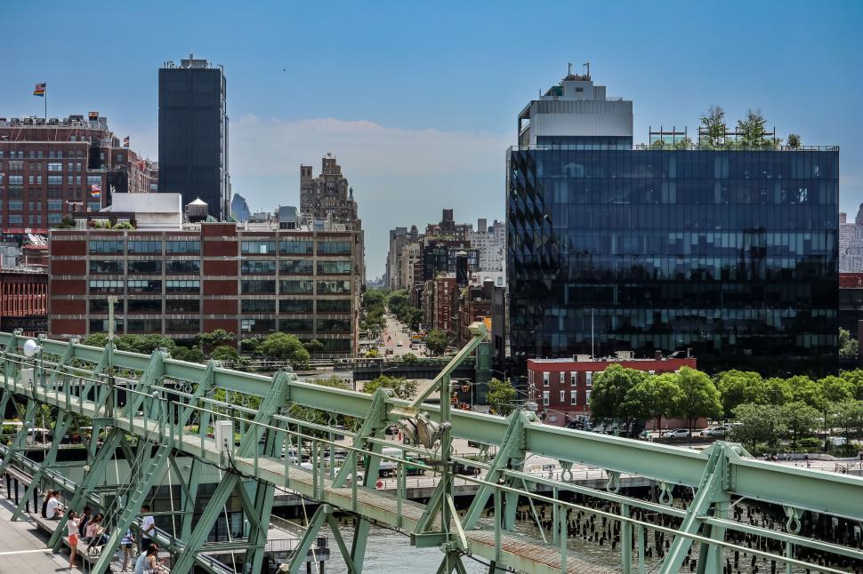 Free Image of Bridge-centric urban skyline showcasing diverse architecture. 