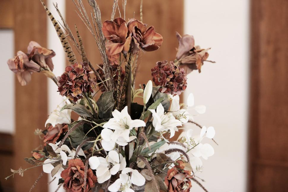 Free Image of Beautiful bouquet of dried and fresh flowers in earthy tones vase 