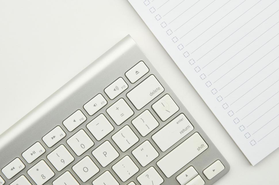 Free Image of Minimalist composition of keyboard with lined notepad on desk 