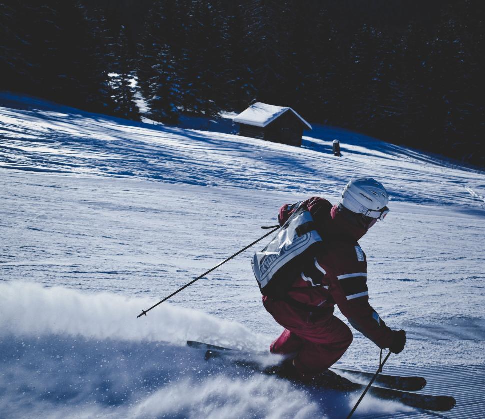 Free Image of Skier carving down a snowy slope during a winter daytime outing 