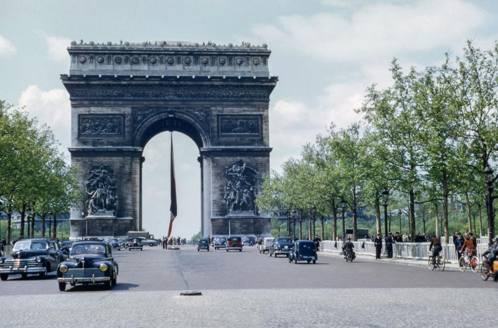 Free Image of The Arc de Triomphe at the Champs-Élys?es in Paris with traffic 