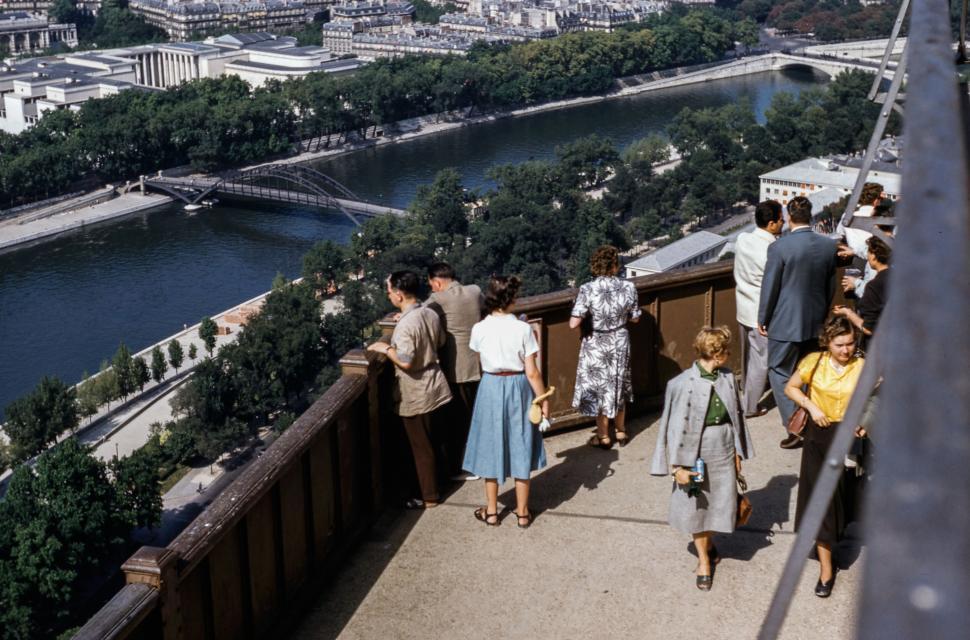Free Image of Tourists admire river view from historical landmark observation deck. 