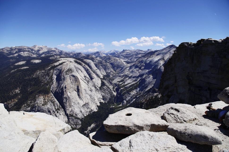 Free Image of Vast mountain range with rocky peaks and clear blue sky above 