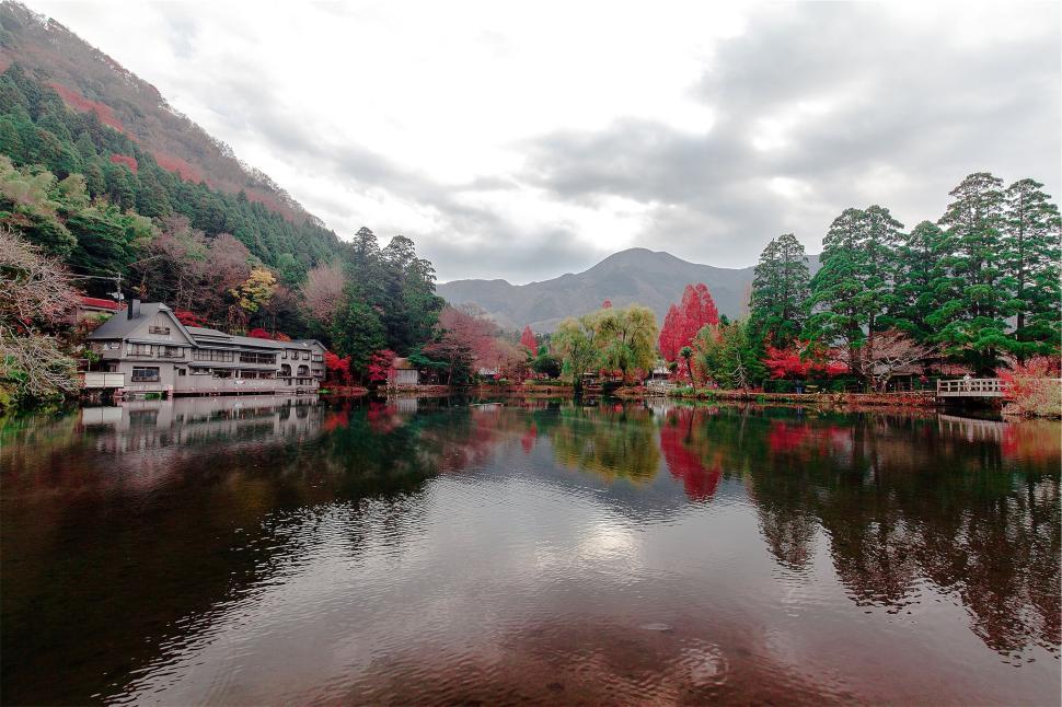 Free Image of Beautiful lake surrounded by trees and mountains in fall season 