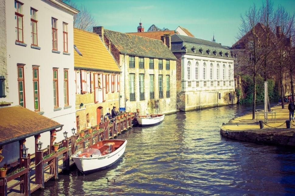 Free Image of Quaint canal with boats docked alongside charming historic buildings. 