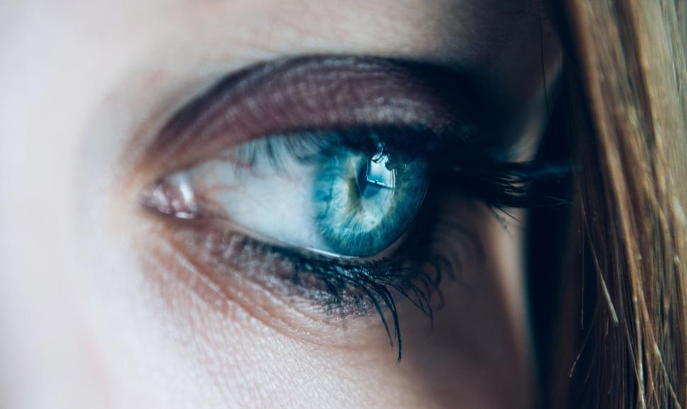 Free Image of Close-up of a single blue eye with detailed iris and eyelashes 