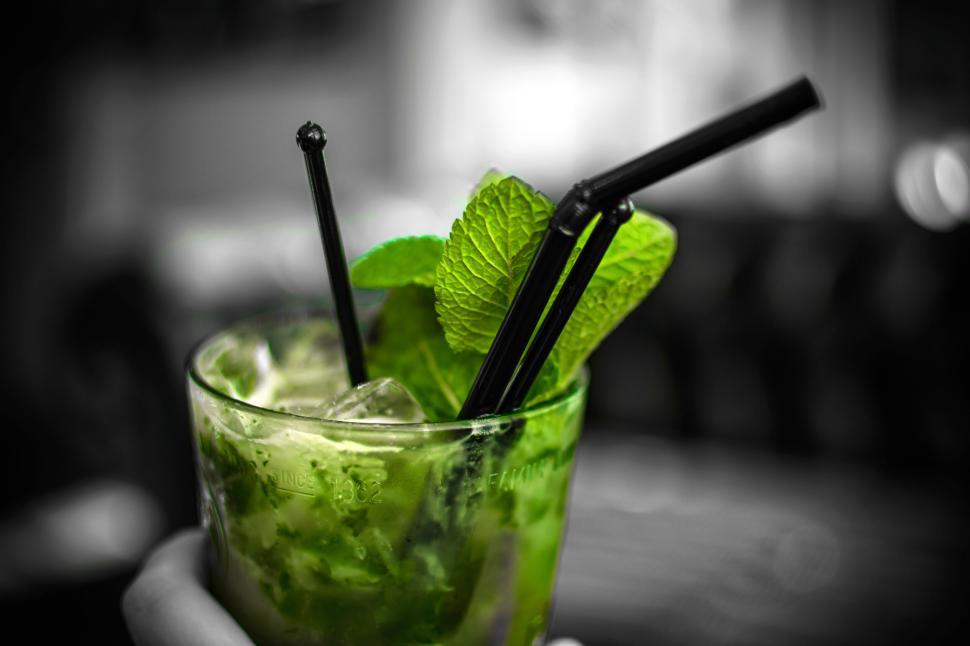 Free Image of Refreshing mojito cocktail with ice, mint leaves, and black straws 