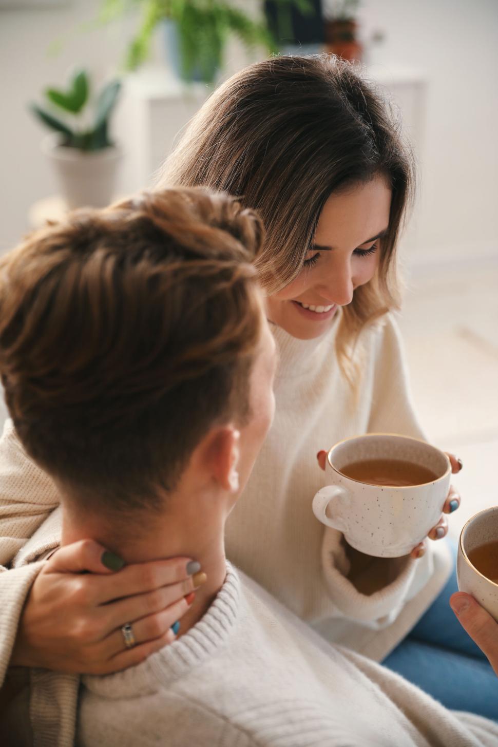 Free Image of Couple enjoying coffee together in cozy living room setting 