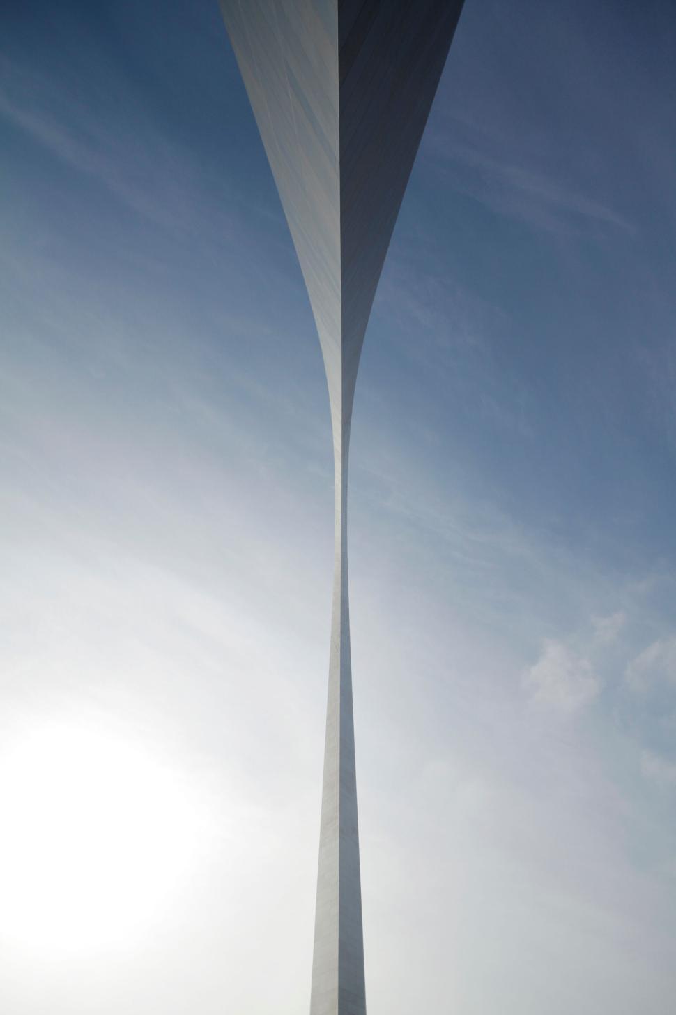 Free Image of Monumental arch structure reaching towards the sky in daylight 