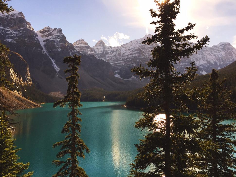 Free Image of Mountain lake with emerald water and snow-capped peaks at sunset 
