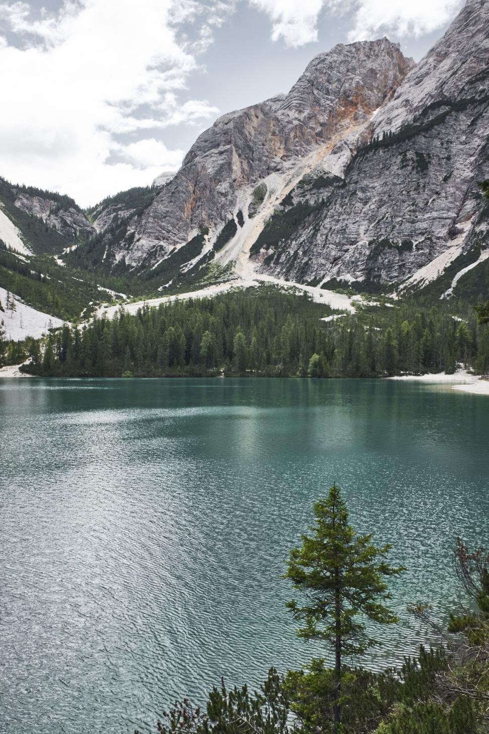 Free Image of Breathtaking alpine lake surrounded by towering mountains and forests 