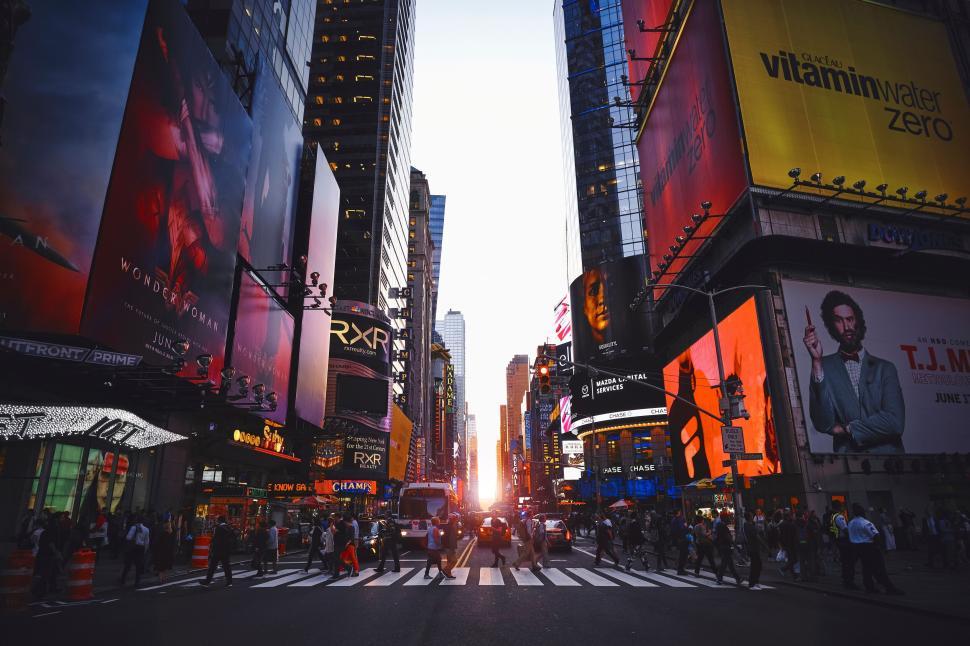 Free Image of Times Square at twilight with bustling crowds and bright billboards 