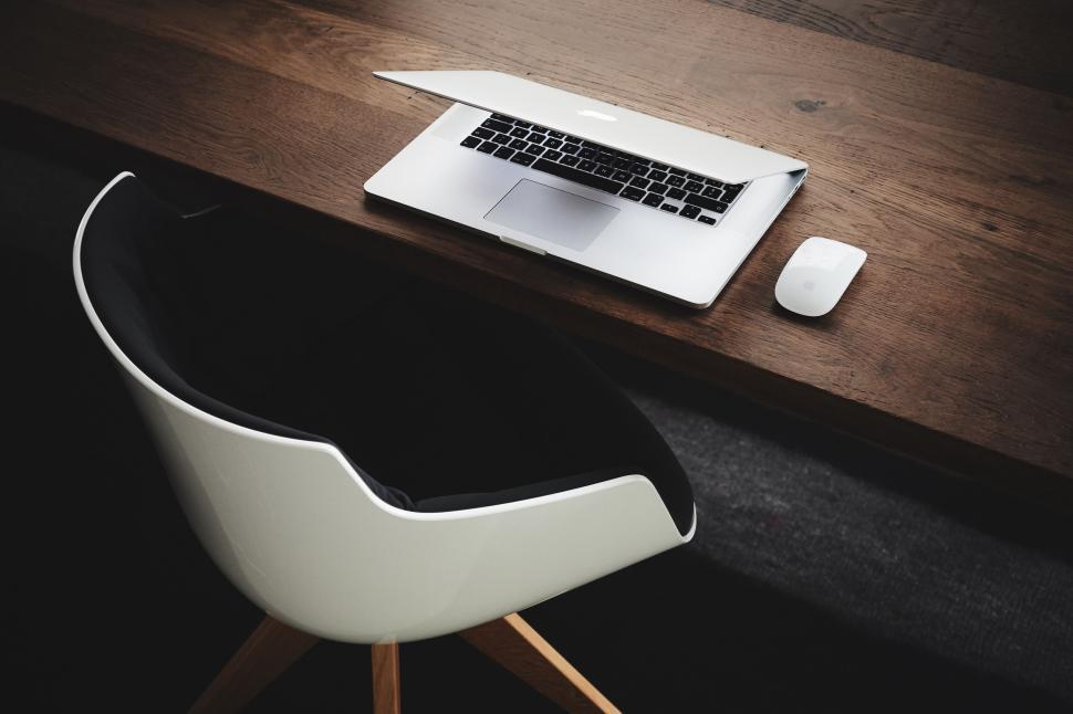 Free Image of A sleek modern workspace setup with an open laptop and mouse. 