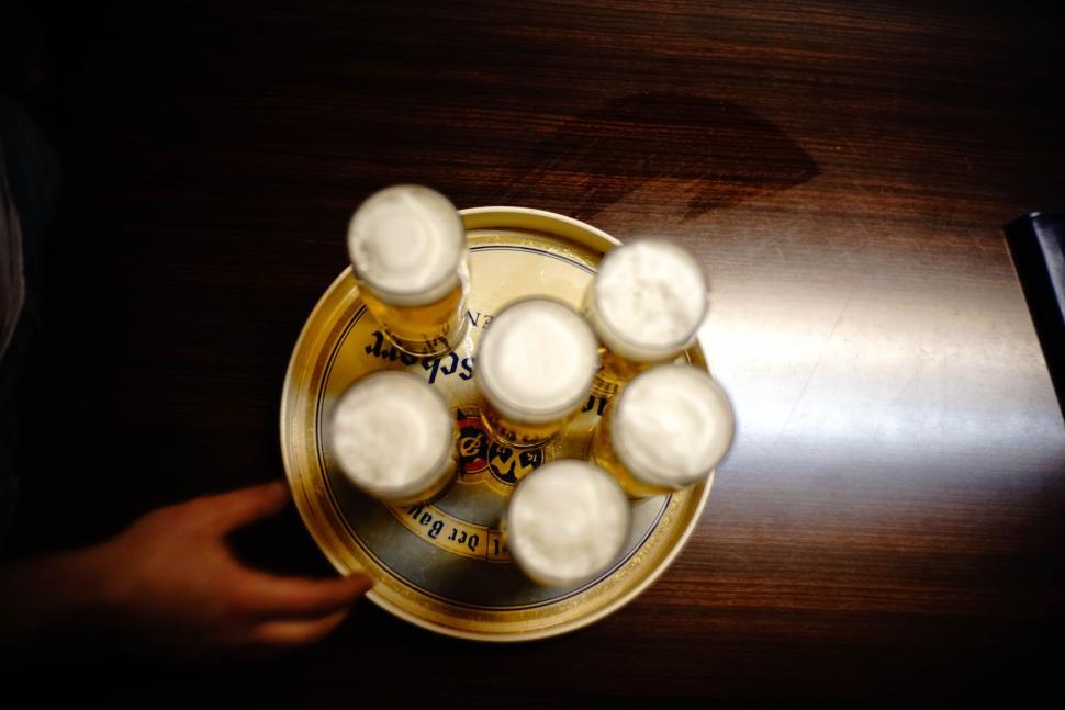 Free Image of Six glasses of frothy beer on a tray held by a person 