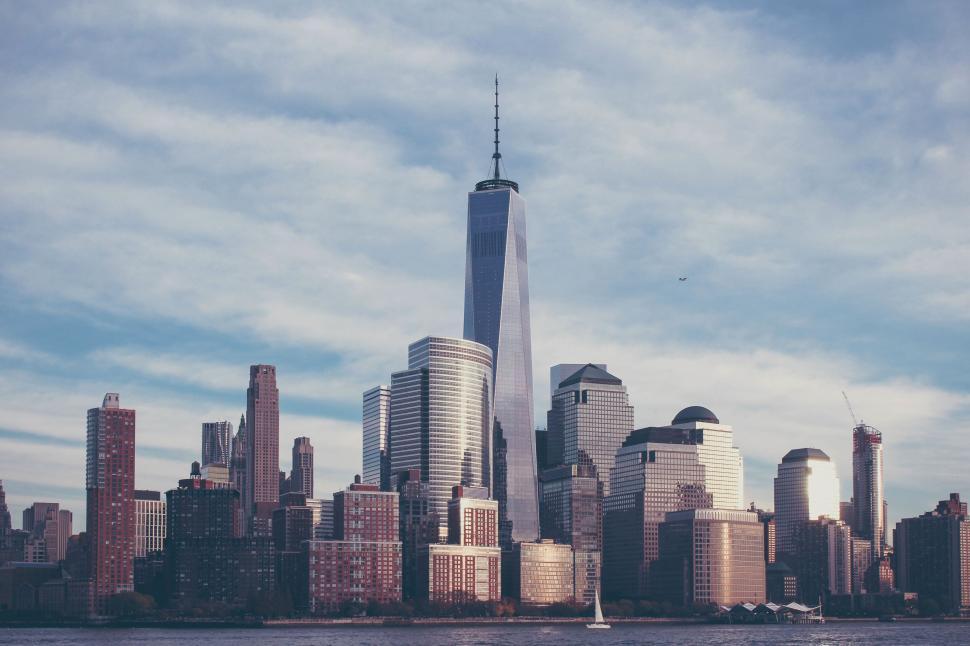 Free Image of New York City skyline featuring the One World Trade Center tower 