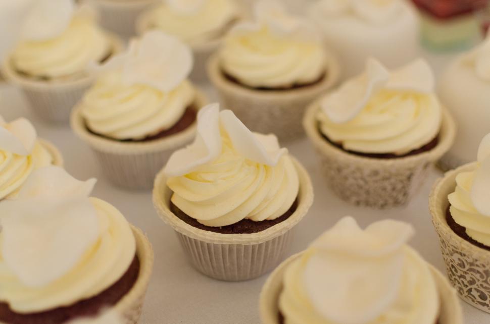 Free Image of Delicious looking cupcakes with ornate buttercream frosting 